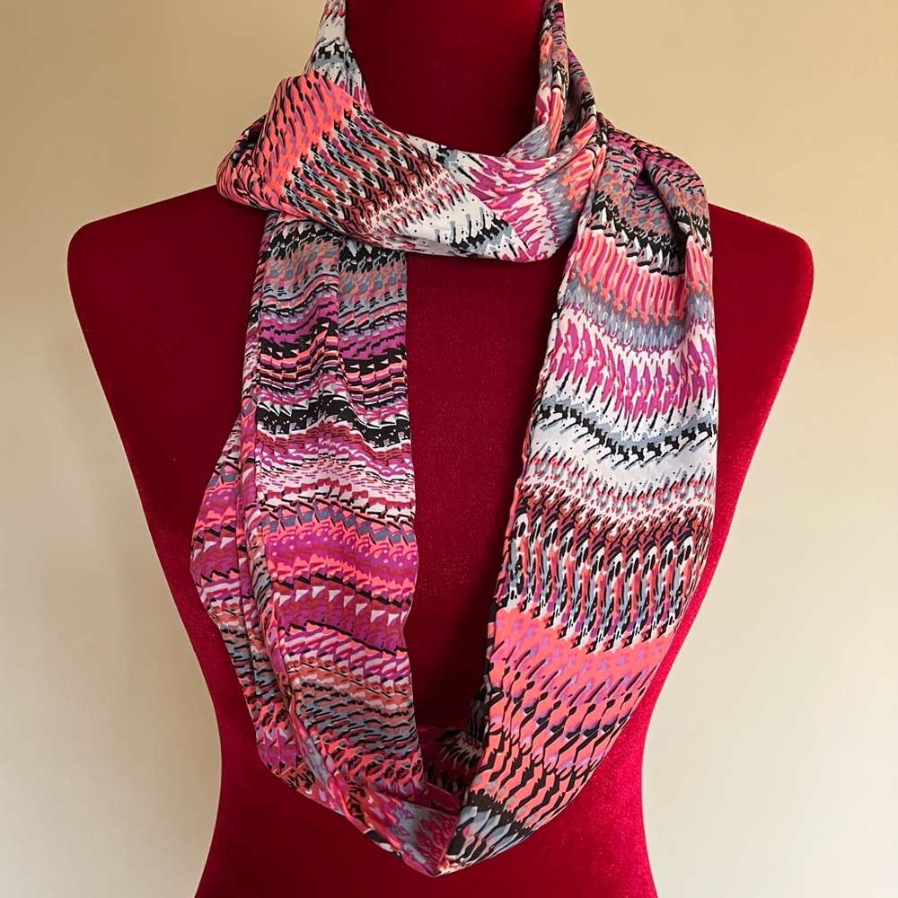 Lightweight infinity scarf in shades of pink